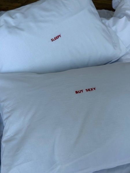Наволочка с вышивкой Sleeppy+But Sexy (Red) NAV-Sleeppy+But-Sexy(Red)-(50x70)_ фото